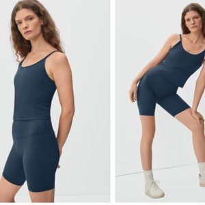 New Everlane exercise top, size medium, blue